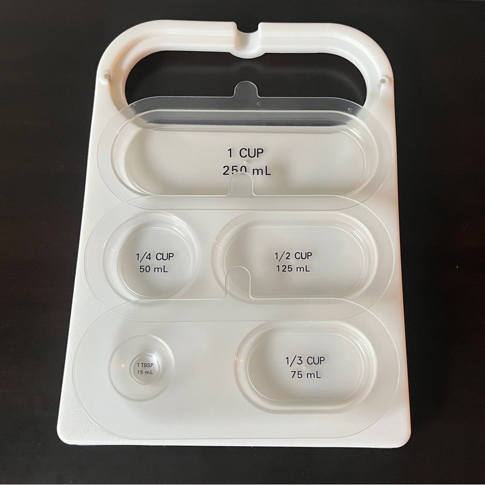 The Pampered Chef Cut & Measure White Cutting Board Snap In Clear Measuring Cups